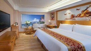 Habitación de hotel con una cama grande, televisión, escritorio y ventana con vistas panorámicas.