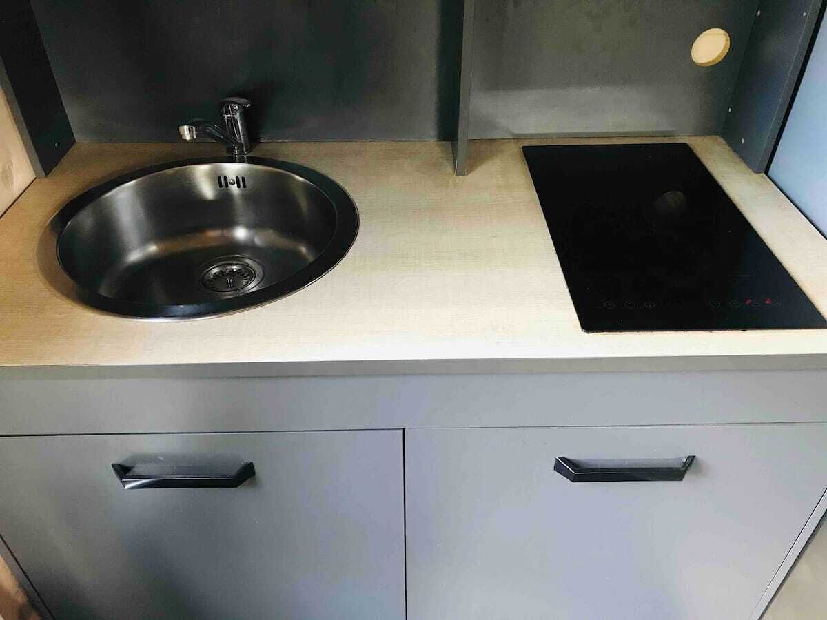 Réfrigérateur, plaque de cuisson, cafetière/bouilloire, congélateur