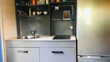 Kühlschrank, Herdplatte, Wasserkocher mit Kaffee-/Teezubehör