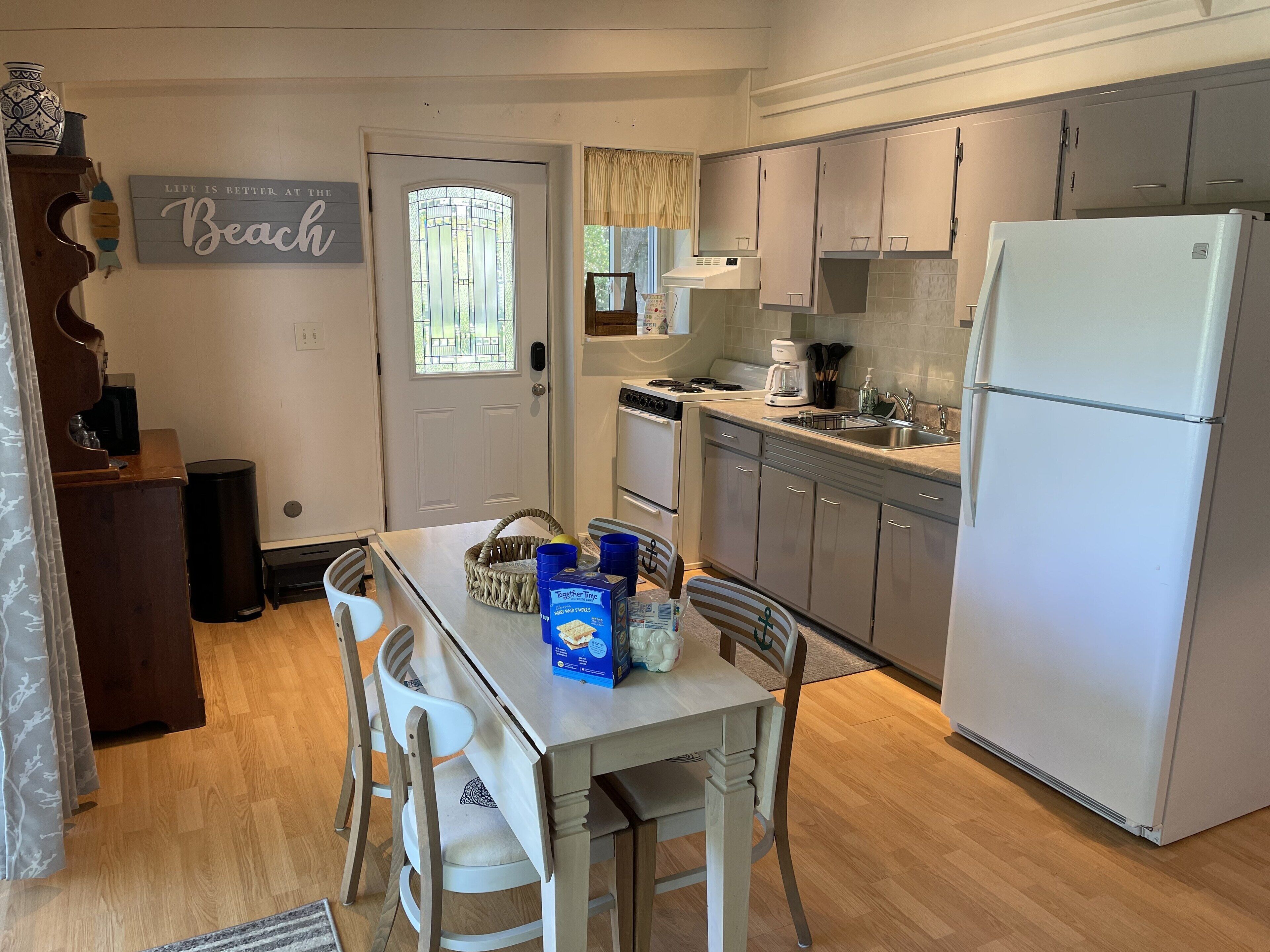 Refrigerador, microondas, horno y parrilla de estufa 