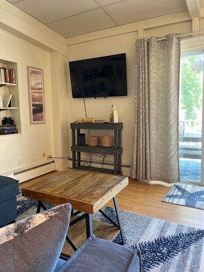 Una Smart TV, una chimenea, libros