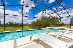 A heated pool, pool loungers - Disney area 5* Villa with private pool, spa, Wi-Fi & Games in gated Aviana community (Davenport)