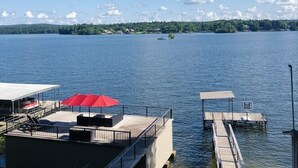 Une jetée au bord du lac, dotée d’un espace de repos abrité et d’un panier de basketball.