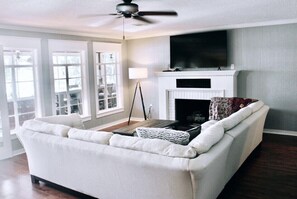 Una Smart TV, una chimenea