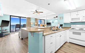 Kjøleskap, mikrobølgeovn, ovn og kokeplater