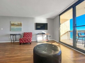 Een televisie, een dvd-speler en een kantoor