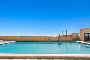 من حمّامات السباحة المغطاة، حمّام سباحة مُدفَّأ