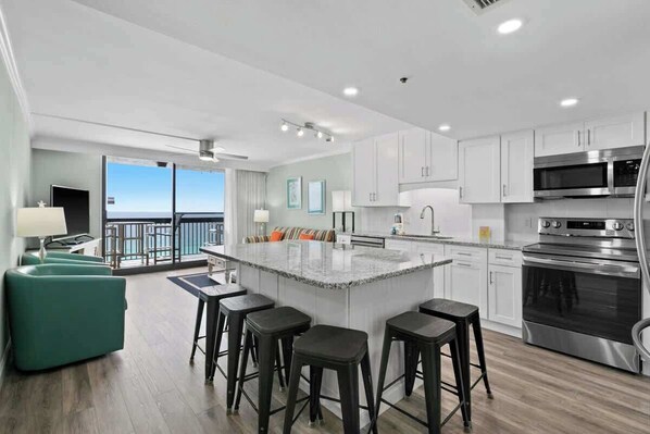 Fridge, microwave, oven, stovetop - SunDestin Beach Retreat With Room for Large Family Gatherings (Destin)