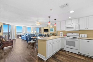 Fridge, microwave, oven, stovetop - SunDestin Resort Unit 0714 (Destin)