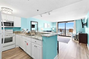 Køleskab, mikrobølgeovn, ovn, kogeplade