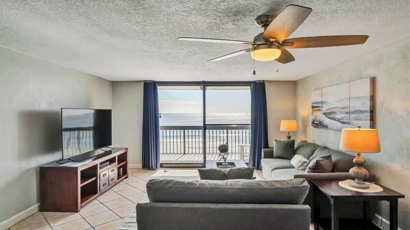 Téléviseur, lecteur de DVD, bureau