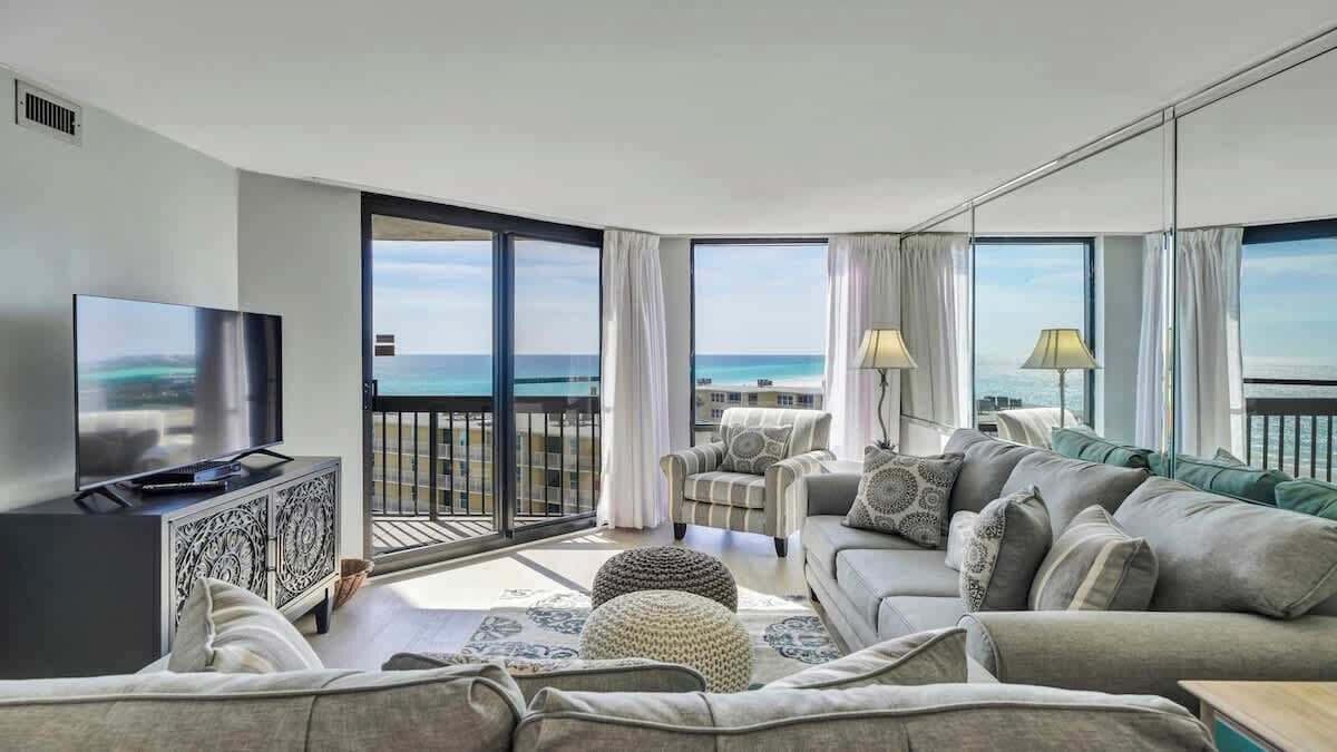 Televisión, reproductor de DVD y oficina 