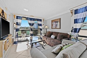 Een televisie, een dvd-speler en een kantoor