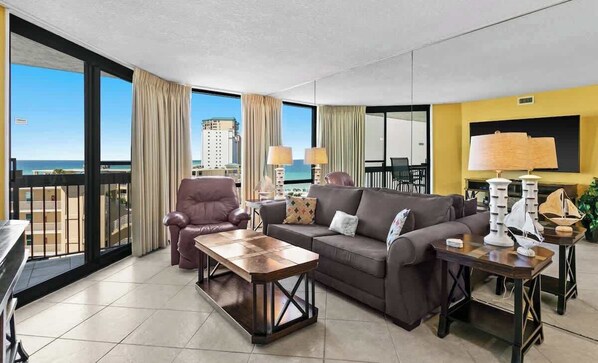 Televisión, reproductor de DVD y oficina 