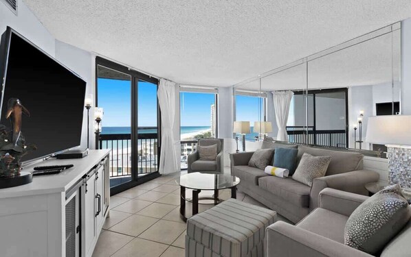 Téléviseur à écran plat, lecteur de DVD, bureau