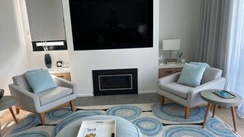 TV connectée, cheminée, livres, chaßne hi-fi