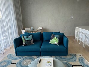 Smart TV, fireplace, books, stereo
