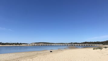 Tæt på stranden, liggestole, badehåndklæder