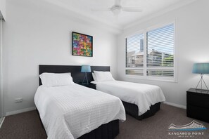3 bedrooms, iron/ironing board, free WiFi, bed sheets - Executive Three Bedroom Unit overlooking Resort Style Pool and Parking   (Kangaroo Point)