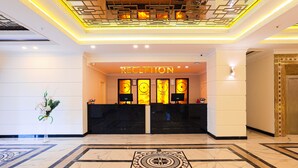 A reception area with a marble floor and a reception desk. - Crystal Land Of Paradise Beach Hotel (Alanya)