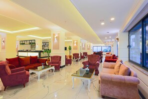 4 bars/lounges
