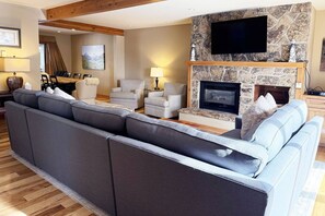 Smart TV, chimenea y libros