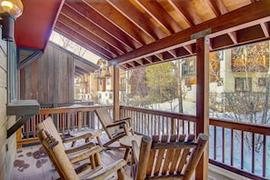 Property grounds - Walk to Ski/Looping Shuttle/Near Free Bus-Spacious TH-4 en Suites-2 Car Garage-W/D in Unit-Fireplace (Steamboat Springs)