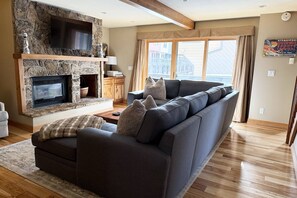 Smart TV, chimenea y libros