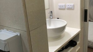 Shower, rainfall showerhead, hair dryer, soap - Panda Traveler (Taichung)