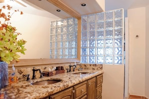 Douche, sĂšche-cheveux, serviettes fournies