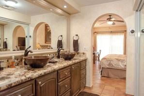 3 Schlafzimmer, Schreibtisch, Bügeleisen/Bügelbrett, WLAN