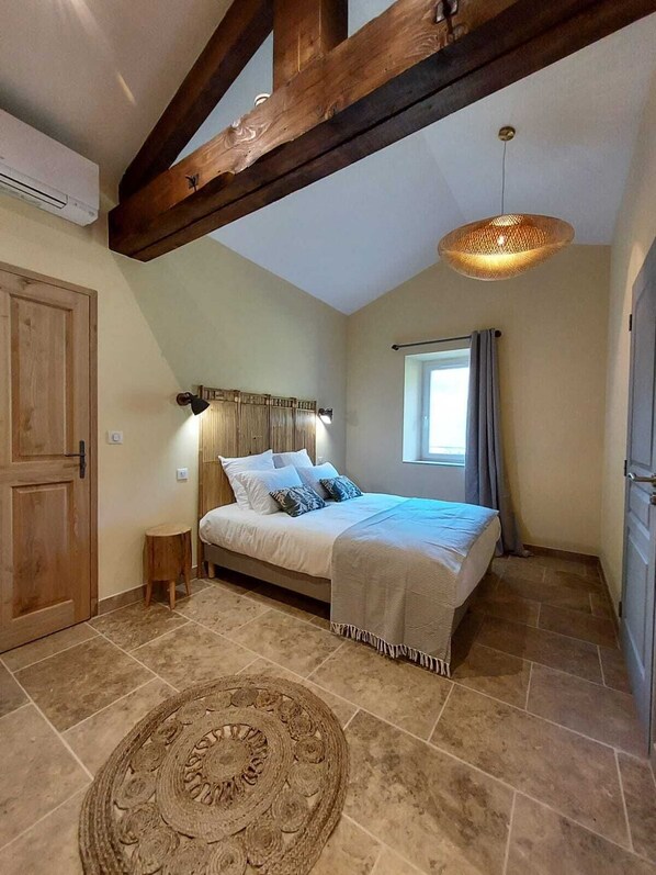 1 chambre, fer et planche à repasser, lit parapluie, Wi-Fi