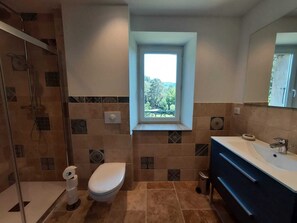 Dusche, Haartrockner, Handtücher, Seife