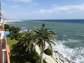 Plage, chaises longues