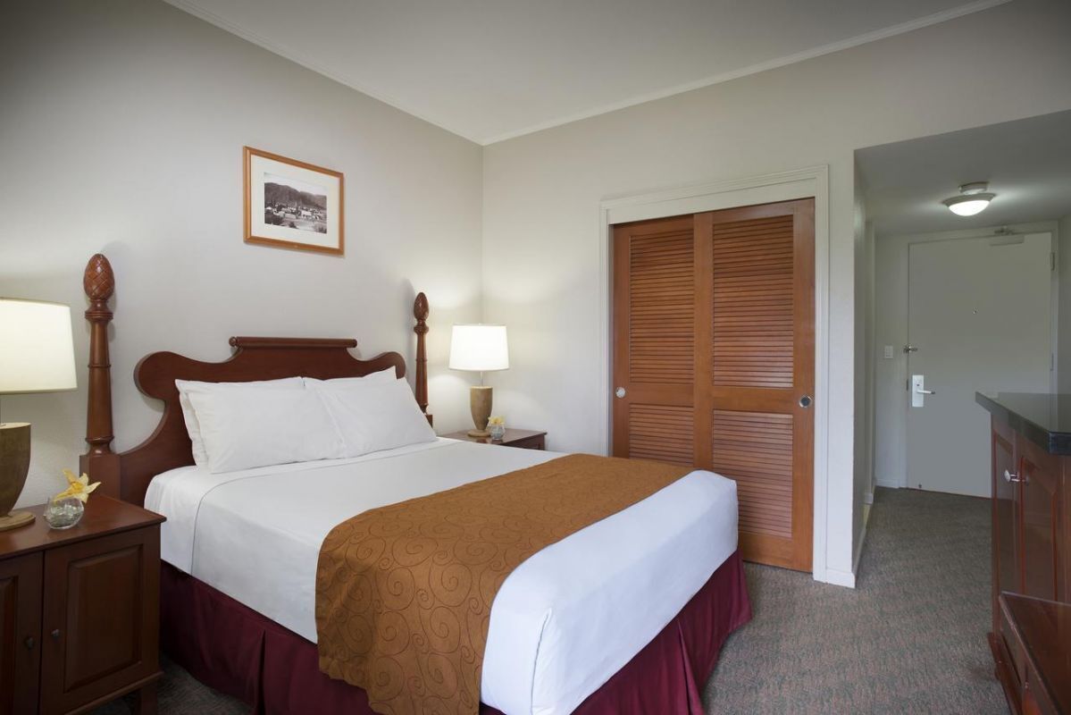 Comfort and Convenience! Garden View, Onsite Pool, Pets Allowed