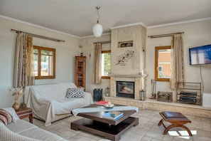 Deluxe Villa, 5 Bedrooms, Hill View | Living area