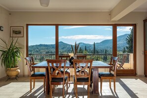 Deluxe-Villa, 5 Schlafzimmer, Hügelblick | Wohnbereich | LCD-Fernseher