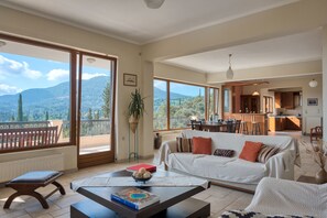 Deluxe-Villa, 5 Schlafzimmer, Hügelblick | Wohnbereich | LCD-Fernseher