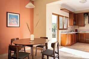 Deluxe Villa, 5 Bedrooms, Hill View | Living area