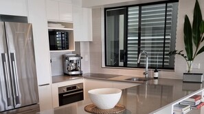 Mikrowelle, Ofen, Wasserkocher mit Kaffee-/Teezubehör