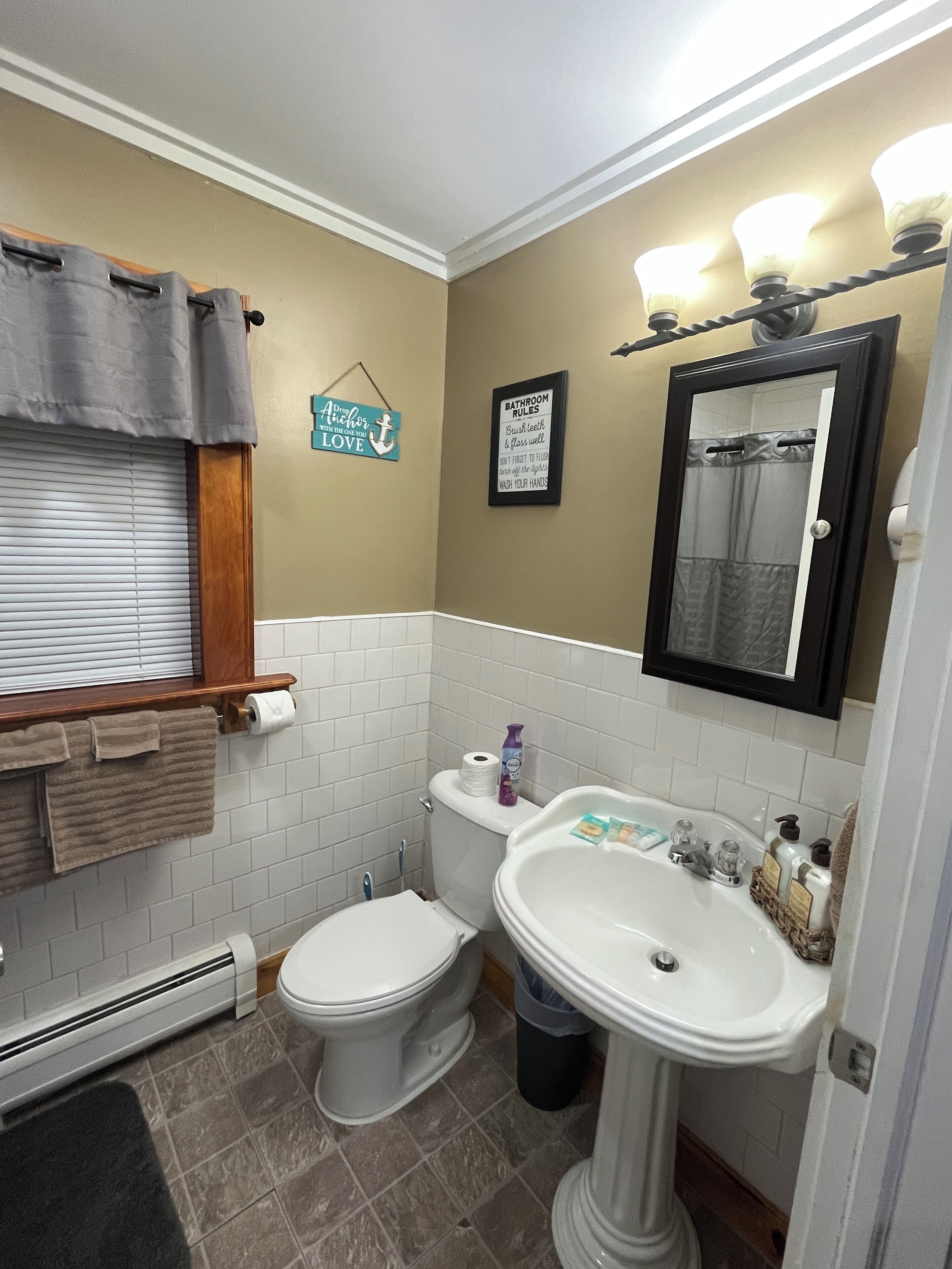 Articles de toilette gratuits, sèche-cheveux, serviettes fournies, savon