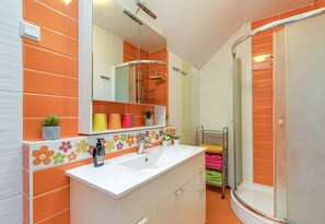 Family Chalet, Multiple Beds (Countryside Hut 800m From Ski) | Bathroom | Shower, hair dryer, bidet, towels - Countryside Hut 800m From Ski (Idrija)