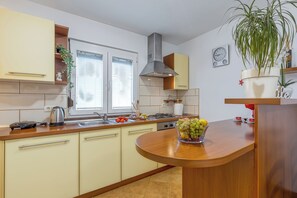 冷蔵庫、電子レンジ、オーブン、コンロ