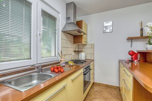Familiehus, flere soverom, ved fjell (House In The Vineyards) | Eget kjøkken | Kjøleskap, mikrobølgeovn, ovn og kokeplater