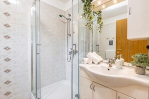 Family House, 1 Bedroom, Balcony, Mountainside (House In The Vineyards) | Bathroom - House In The Vineyards (Ankaran)
