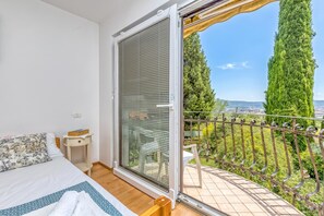 Familiehus, flere soverom, ved fjell (House In The Vineyards) | 1 soverom, wi-fi (inkludert) og sengetøy