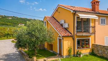 Family House, 1 Bedroom, Balcony, Mountainside (House In The Vineyards) | Exterior