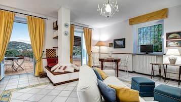 Villa Familiale | Coin séjour | Télévision à écran plat, cheminée, lecteur de DVD