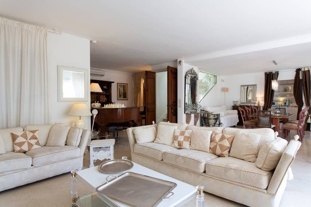 Télévision, lecteur de DVD, table de tennis de table, livres