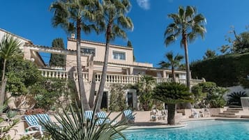 Een buitenzwembad, een verwarmd zwembad